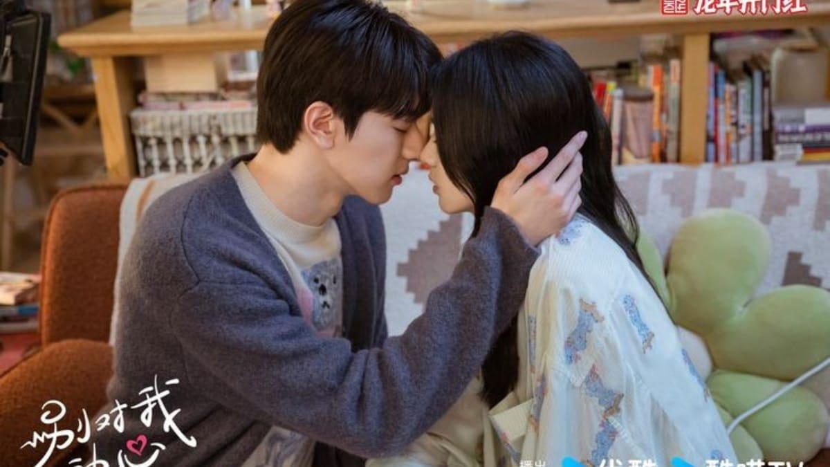 Lin Yi and Zhou Ye lean for a kiss